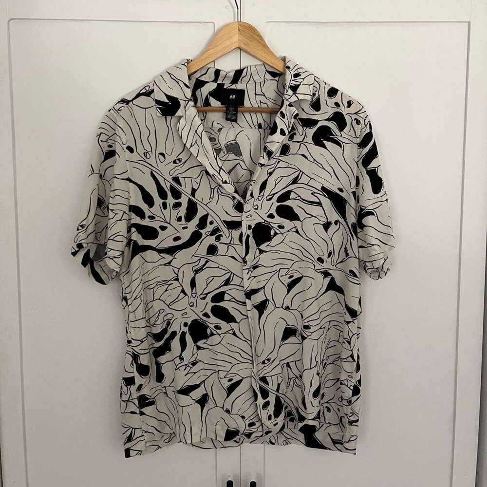 🌿H&M Abstract Button Up